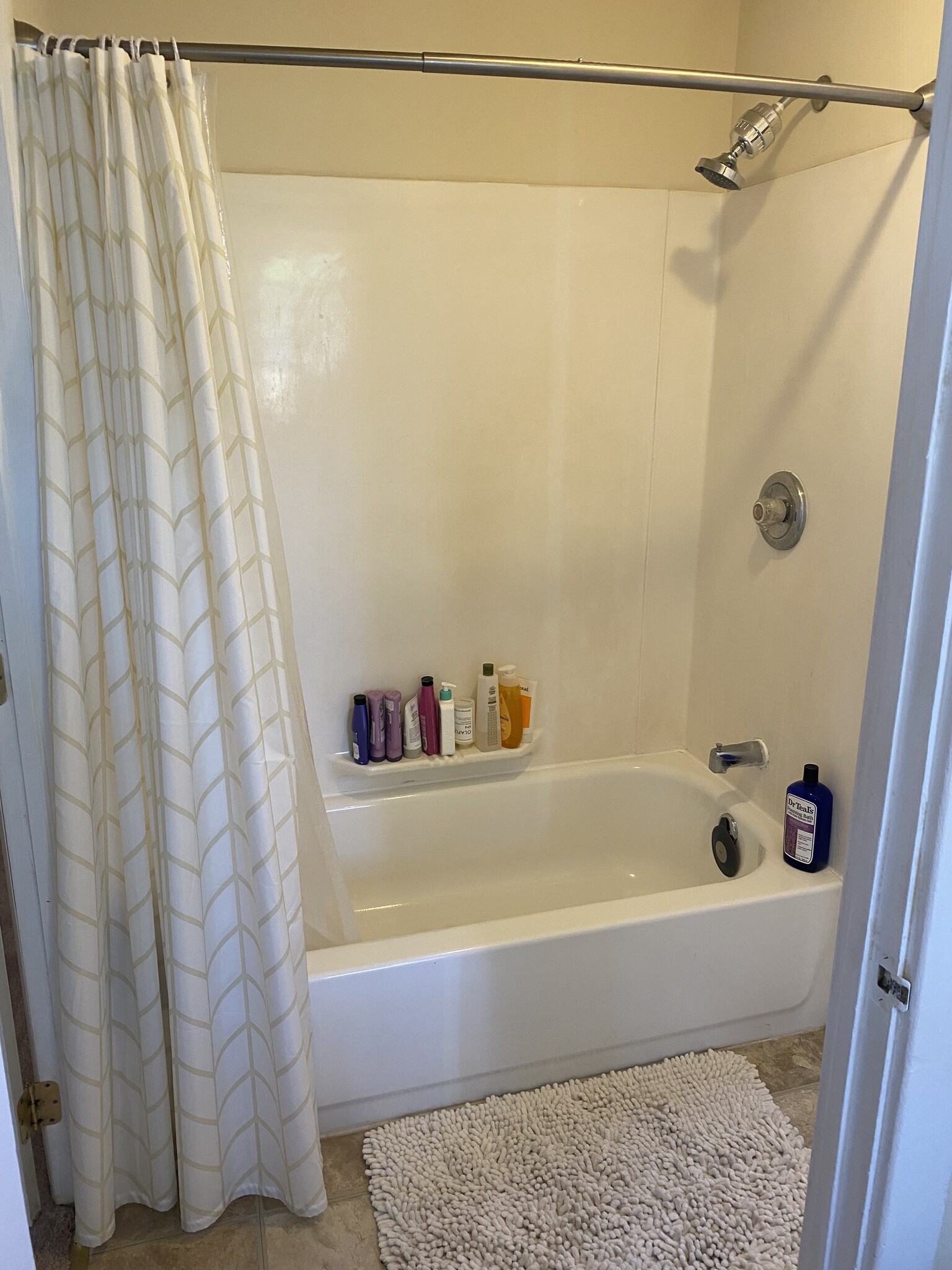 Full bath with tub - 225 E 6th Ave