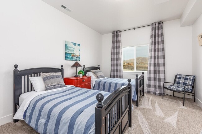 Building Photo - 3 bedrooms, 2.5 Baths w/Amazing Sunset Views!