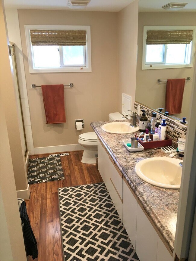 Building Photo - Beautiful & Spacious Home in Quiet Gunbarrel Neighborhood