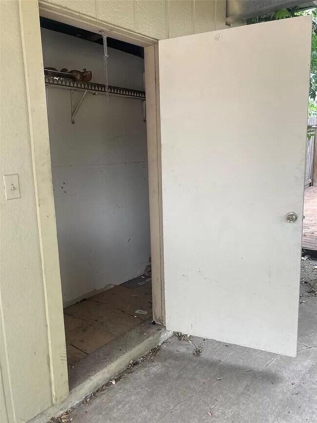 Building Photo - 9022 Wilcrest Dr