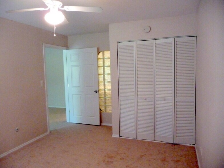 Building Photo - 1806 Hemlock Pl