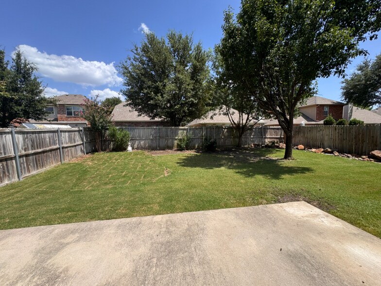 Building Photo - 2105 Lanshire Dr