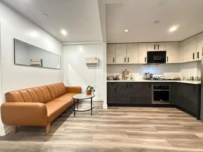 Building Photo - Furnished room/NOT APARTMENT