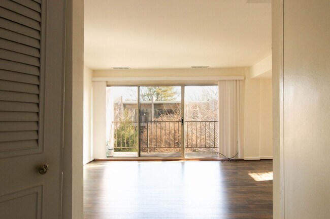 Building Photo - Beautiful top-level 1 bedroom, 1 bathroom condo in Alexandria City