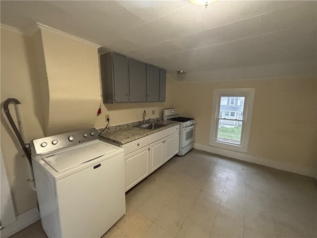 Building Photo - 240 Bridge St