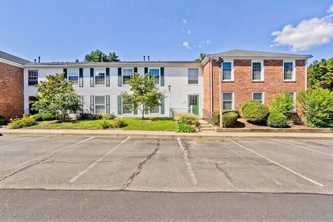 Building Photo - 40 Yorktown Dr