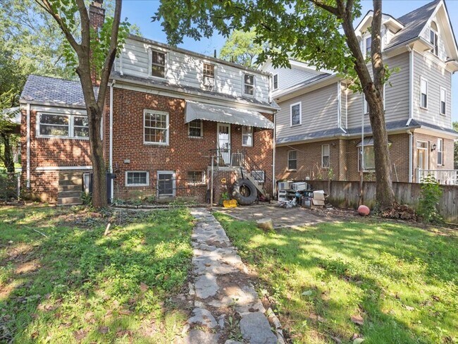 Building Photo - Vintage home with Modern finishes and fenc...