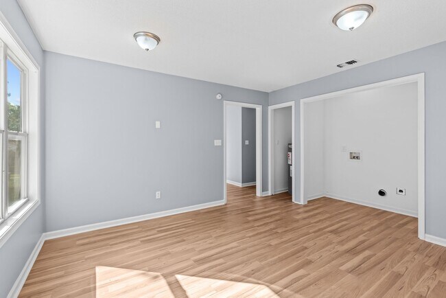 Building Photo - Beautifully Renovated 3 Bedroom 2 Bath Hom...