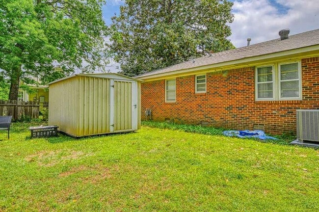 Building Photo - 1205 Westlawn Dr