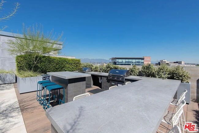 Building Photo - 510 S Hewitt St