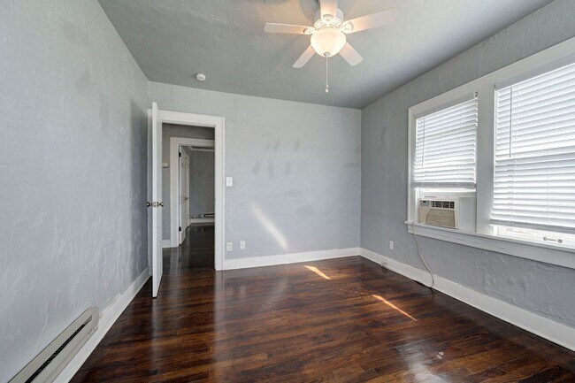 Building Photo - Charming 2-Bed, 1-Bath Upstairs Duplex Near the Paseo District * * * $350 MOVE-IN SPECIAL * * *