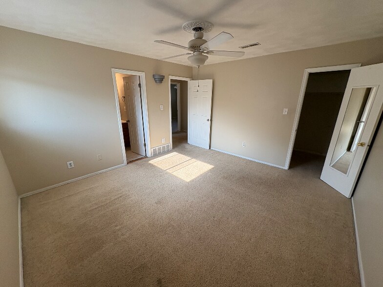 Building Photo - 7144 S Vine Cir E