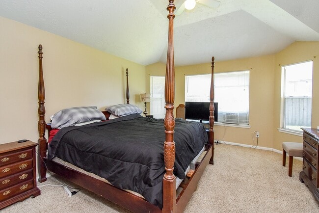 Building Photo - 14915 Willow Hearth Dr