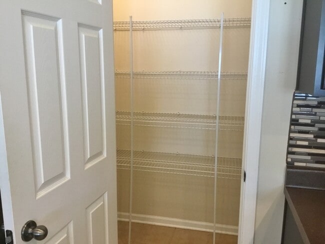 Building Photo - End Unit Townhome with Tons of Extra Storage!