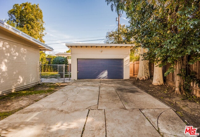 Building Photo - 5754 Fallbrook Ave