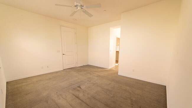 Building Photo - 570 Calle Vibrante