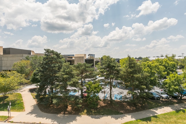 Great location- underground parking - 5 Lincoln Ave