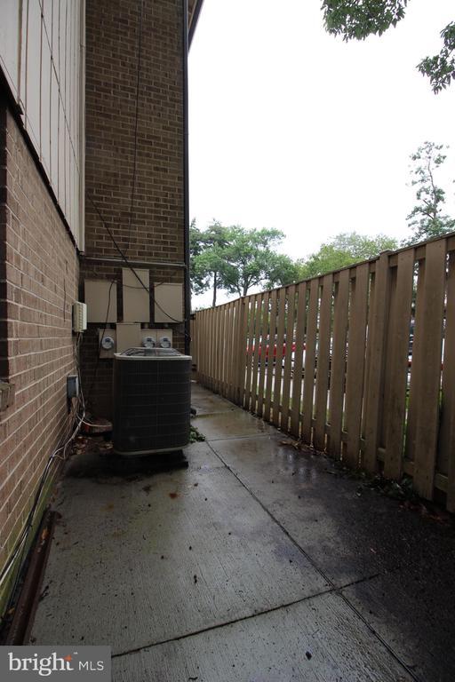 Building Photo - 2432 Glengyle Dr