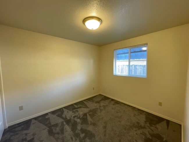 Building Photo - 3 Bedroom / 2 Bathroom Home in SW Redmond