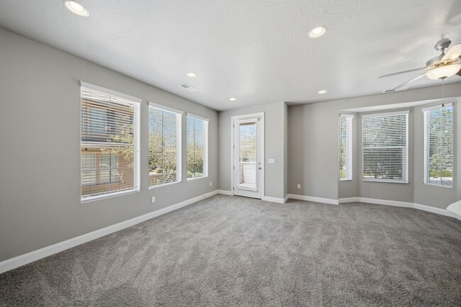 Building Photo - Bright & Spacious 3 bedroom Townhome
