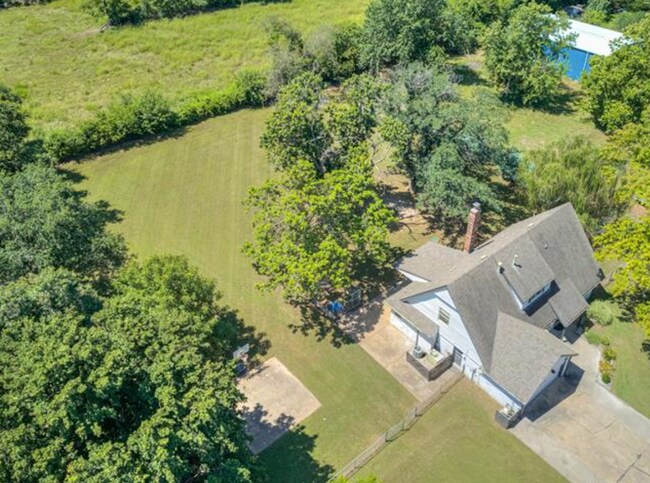 Building Photo - Beautiful 4 bedroom home. Country space, modern updates.