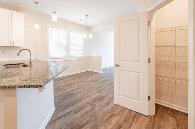 Building Photo - 812 Justify Lp