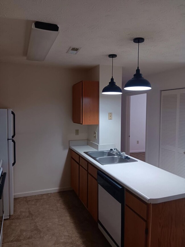 Building Photo - TWO BEDROOM ONE BATH UPSTAIRS