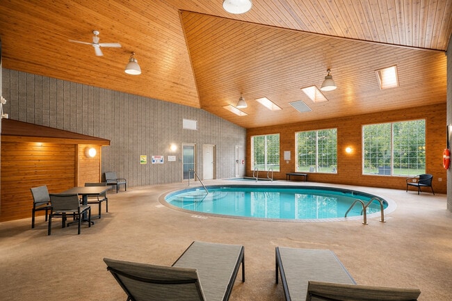 Clubhouse Pool - Edgewater Apartments