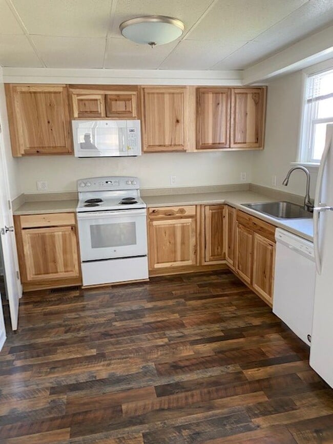 Building Photo - 27 8th Ave W