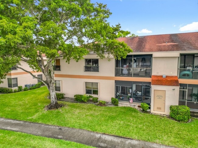 Building Photo - Gorgeous 3 bedroom Corner Unit with Lake view in Coconut Creek