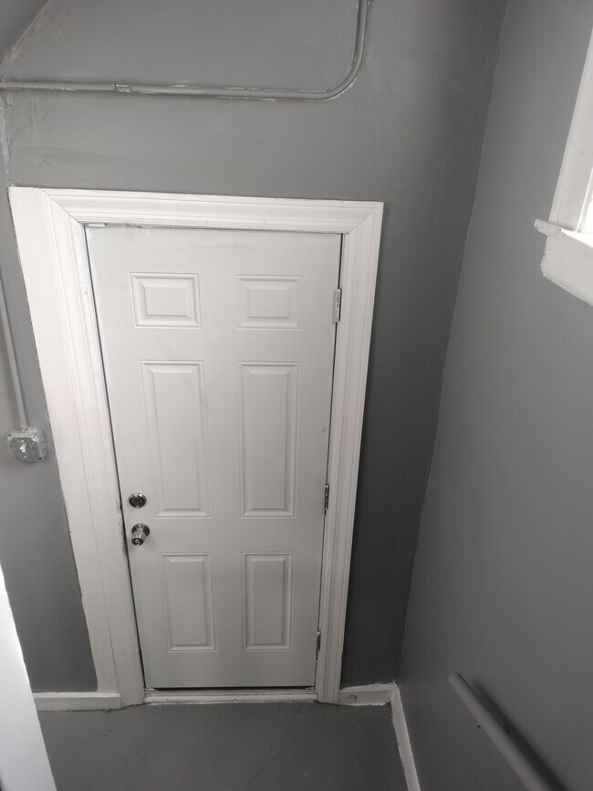 Building Photo - 705 E 92nd St