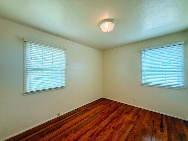 Building Photo - Classic Crown Point Beach Home – Charming Coastal Living Just Minutes from the Bay