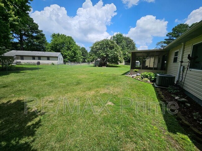 Building Photo - 3413 Newport Dr