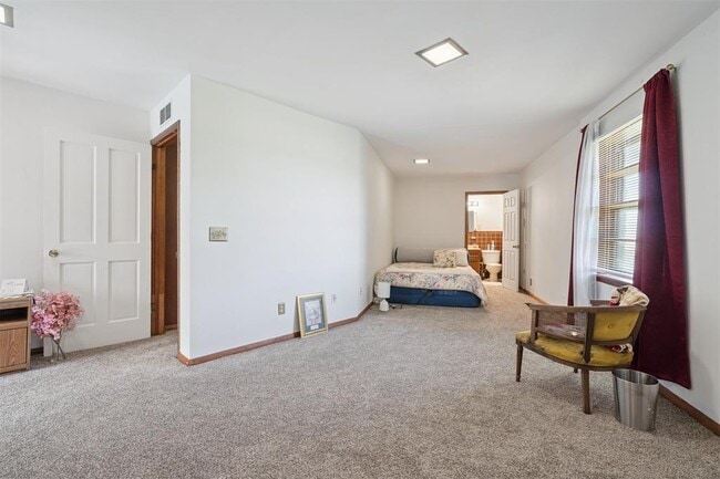 Building Photo - 2200 US-81