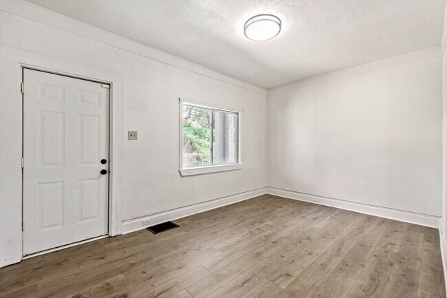 Building Photo - GREAT TWO BEDROOM IN SOUTH SIDE SLOPES!