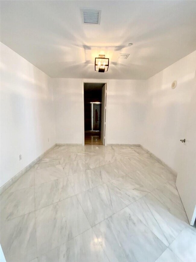 Building Photo - 16001 Collins Ave