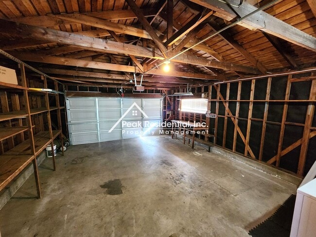 Building Photo - Charming 4bd/2ba Home with Large Backyard