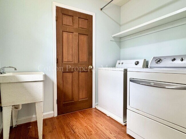 Building Photo - 307 Abbey Ln