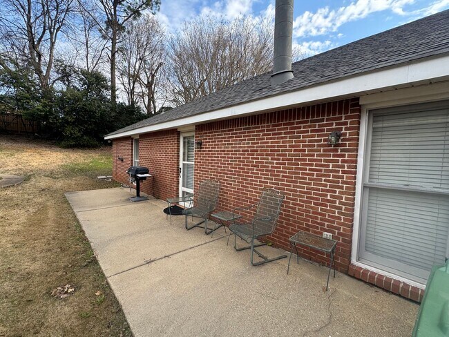 Building Photo - Arrowhead One Level