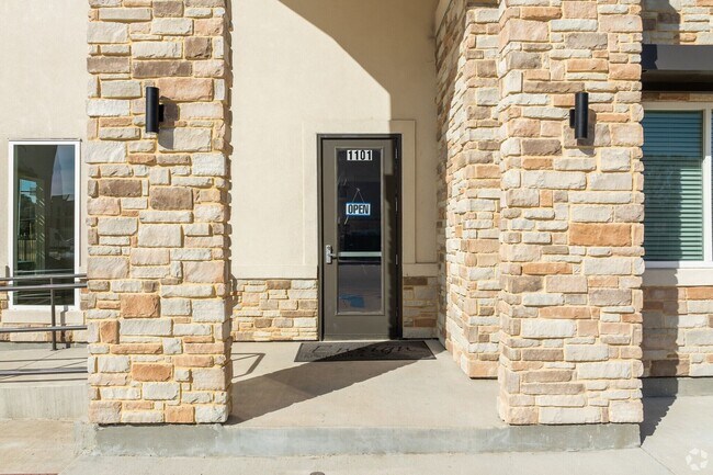 Building Photo - Cozy Living, Stylish Finishes