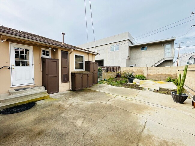 Building Photo - Naples Island Gem!