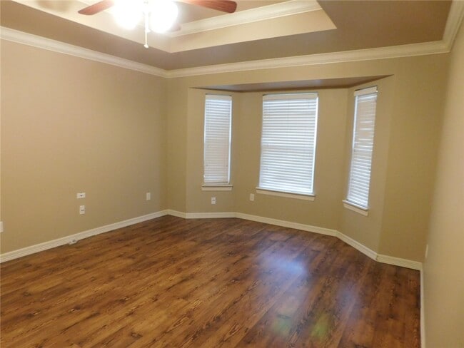 Building Photo - 910 SW Cheyenne Dr