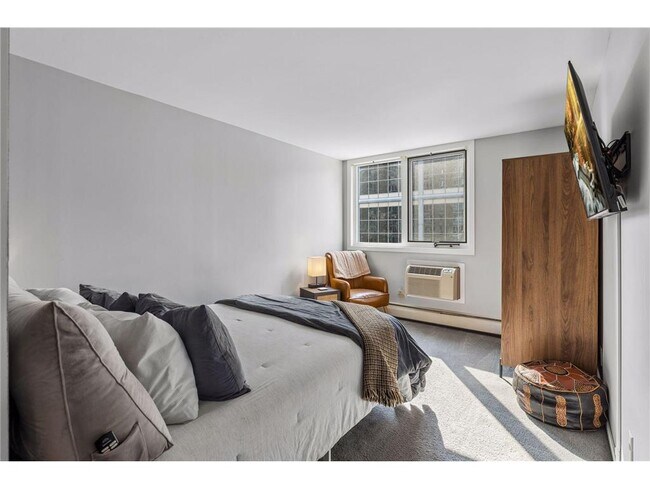 Building Photo - 433 S 7th St