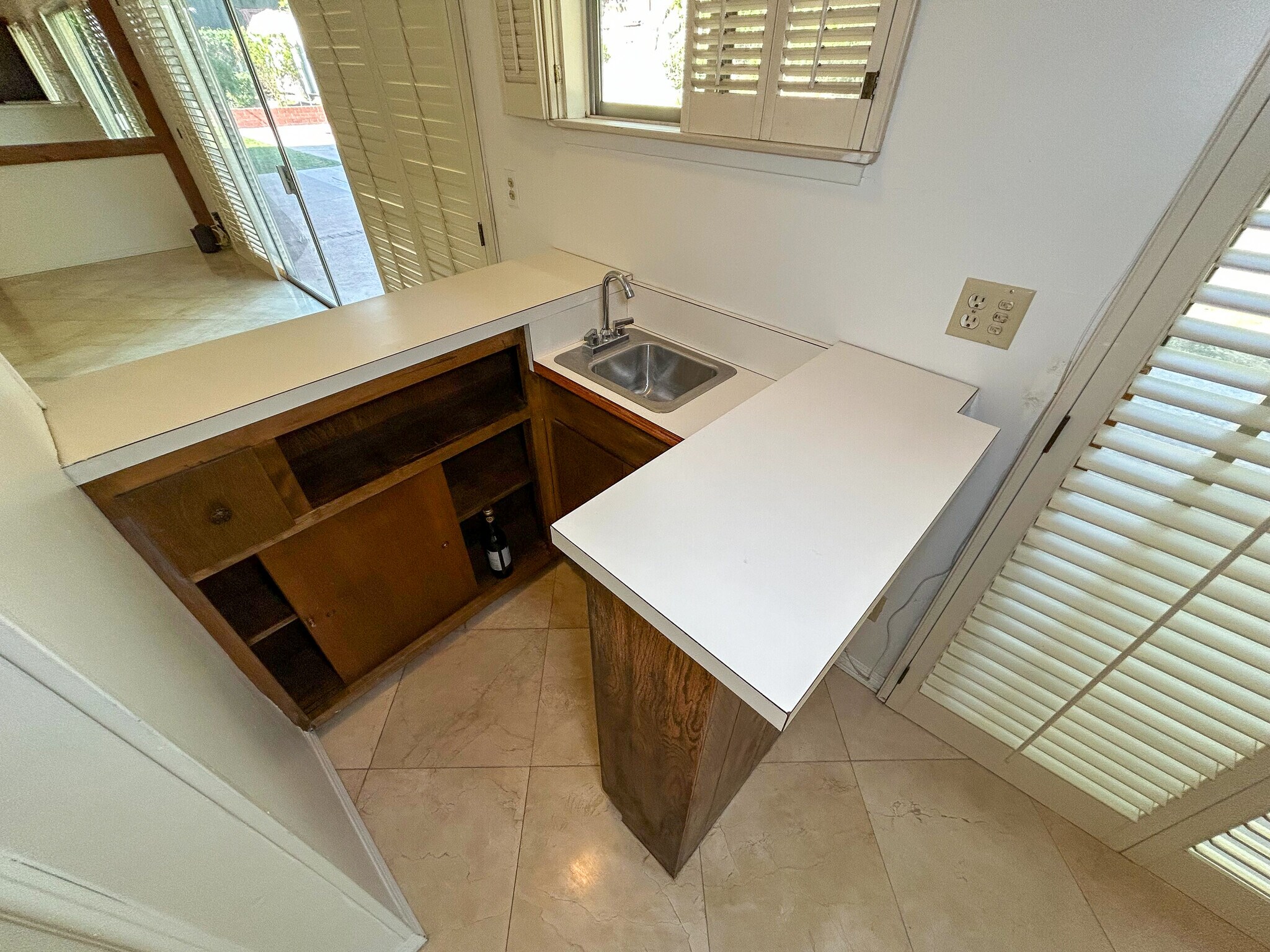 Wet Bar - 24507 Hatteras St