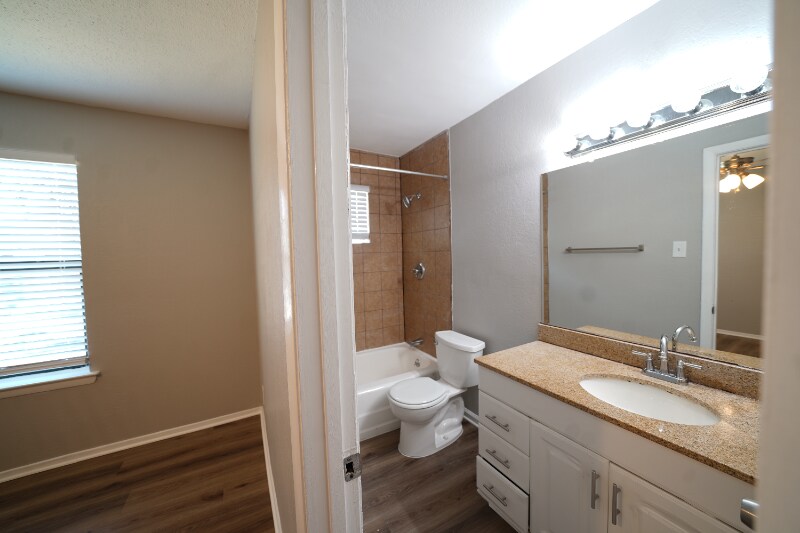 Building Photo - 5221 Bonita Ave