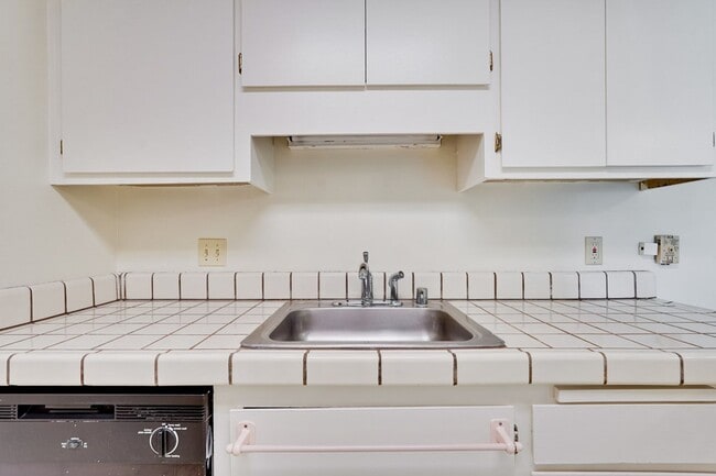 Building Photo - Top Floor Unit - Balcony - Elevator Access - Community Pool & Tennis Court