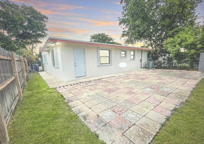 Building Photo - 3813 NE 16th Terrace