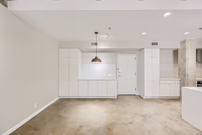 Building Photo - 1115 S Alamo St