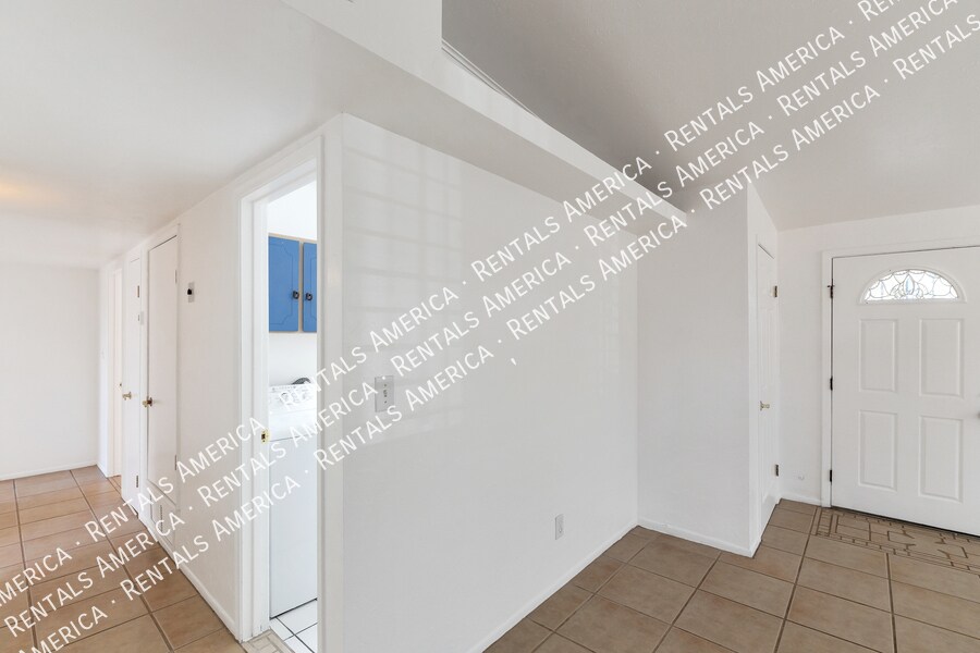 Building Photo - 801 E Holaway Dr