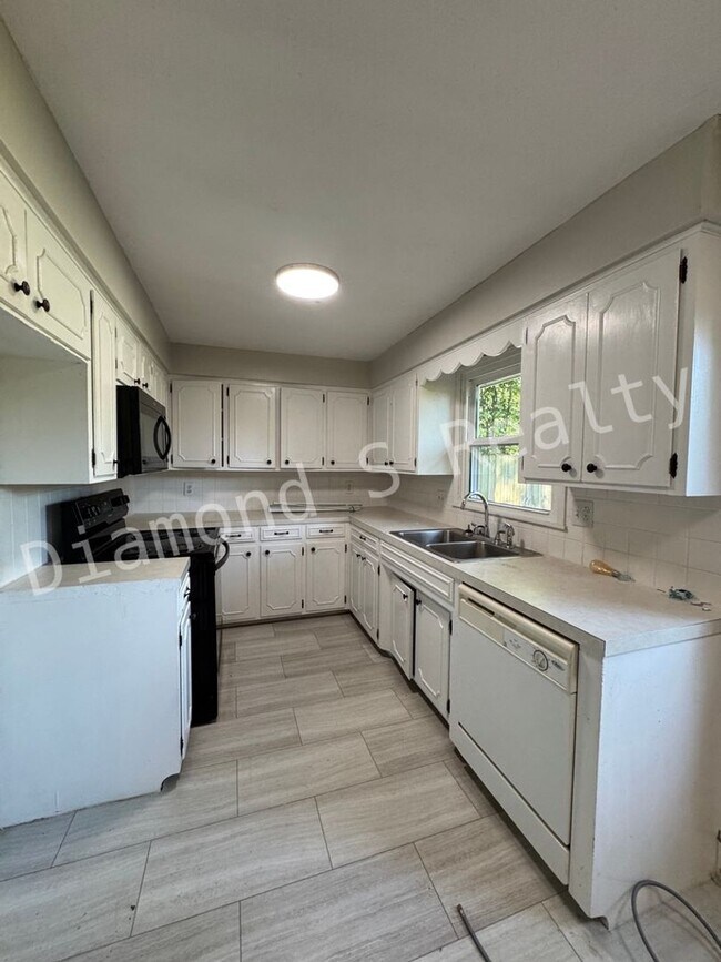 Building Photo - Charming 3 bedroom home located in the hea...